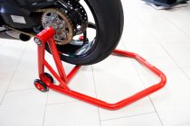SD-TEC Assembly stand Linea rossa 28,5 mm left-sided swinging arm, red - Triumph, Honda, KTM